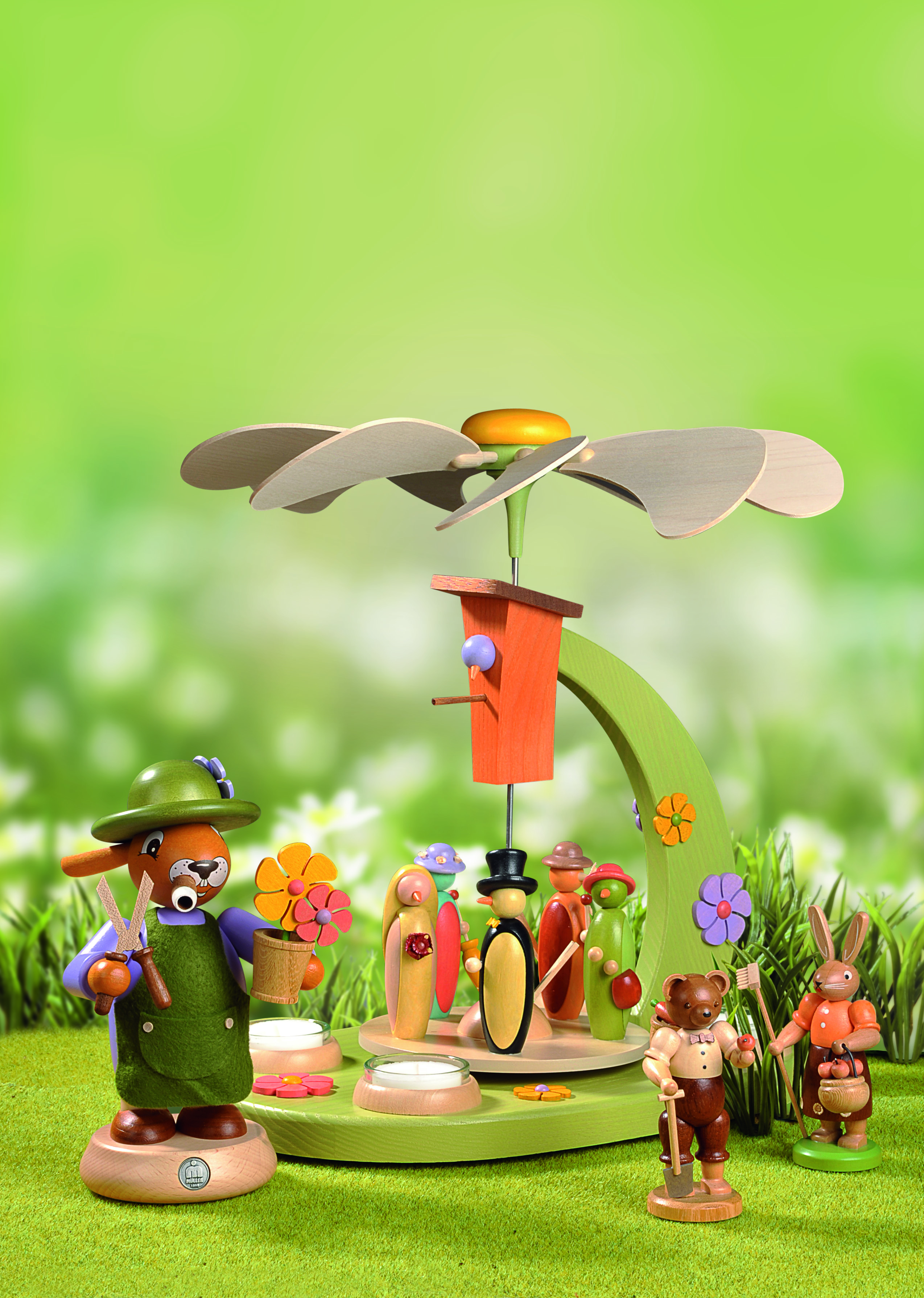 Osterhasen, Blumen, Bär und Pinguine in Handarbeit aus Holz hergestellt und bunt bemalt