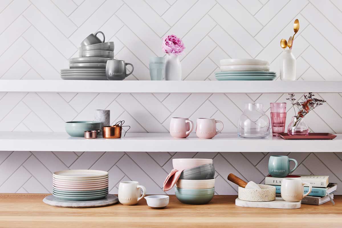Regal mit Geschirr von LeCreuset (Tassen, Teller, Schuesseln) in Pastelltönen