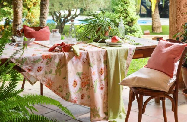 Decken und Kissen in Frühlingsfarben