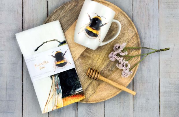 Geschirrtuch und Tasse mit Hummel-Motiv