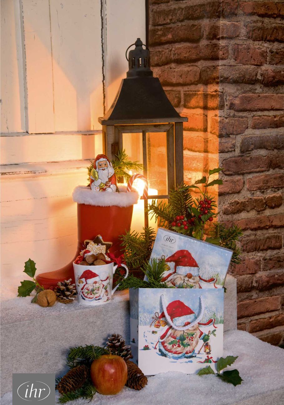 Weihnachtstüten und Weihnachtstasse mit Plätzchen gefüllt