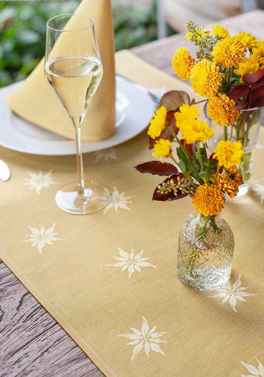 Tischläufer in Messingfarbe unter Sommergedeck