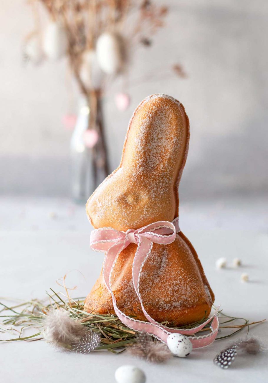 Gebackener Osterhase mit rosa Schleife