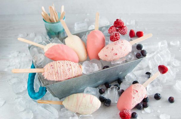 geformtes Eis am Stil im Behälter