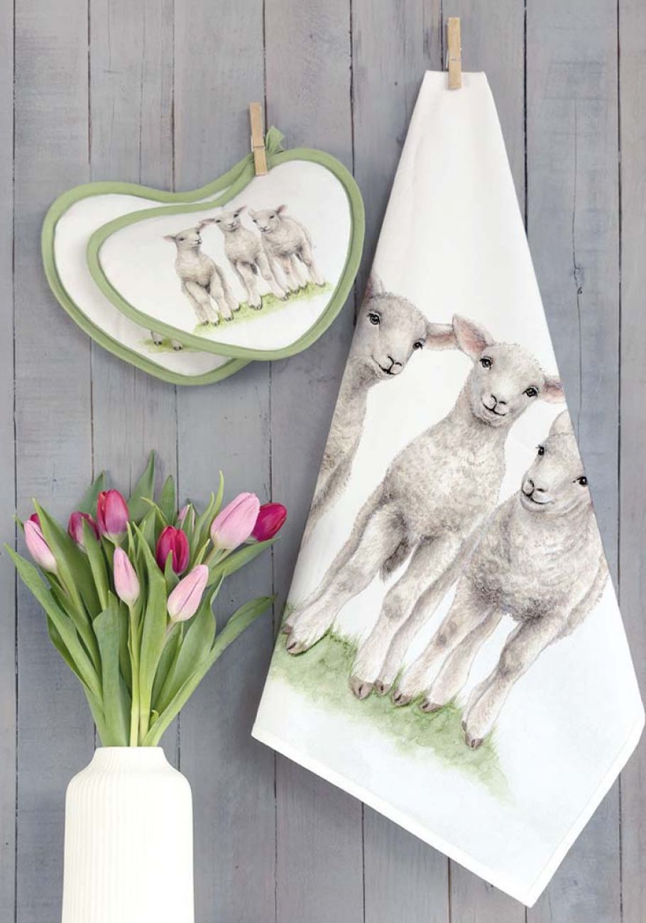 weiße Vase mit Tulpen, Geschirrhandtuch und Topflappen mit Schaefchenmotiv