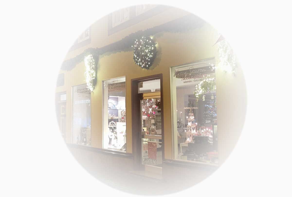 weihnachtlich geschmückte Ladeneingangstür Ideenstürme, Kettenstrasse