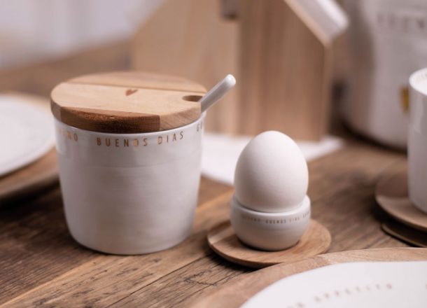 Dose und Eierbecher aus weißem Porzellan und Holz