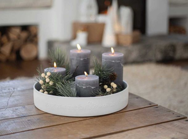 Weihnachtsschale weiß mit vier grauen Kerzen und Deko von Räder Design