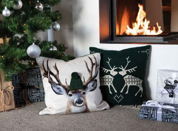 Kissen mit Motiv Weihnachtsmann im Auto transportiert Tannen