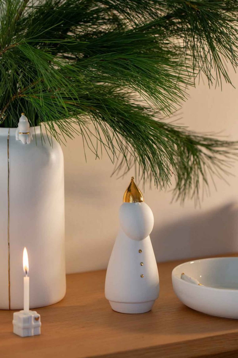 Dose, Vase, Schüssel,Figur und Kerzenhalter aus weißem Porzellan mit dezenten goldfarbenen Intarsien