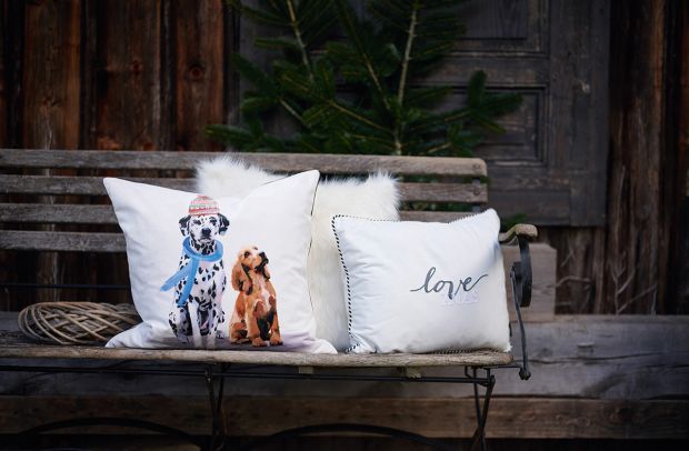 weiße Kissen mit Motiv Hunde, Aufschrift love von Apelt