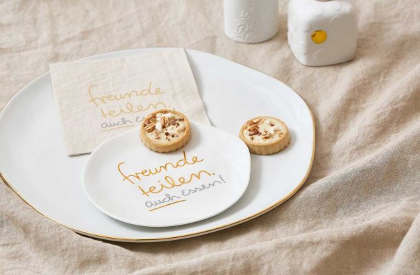 Mottoteller und Serviette (freunde teilen alles - auch essen) mit kleinem Gebäck