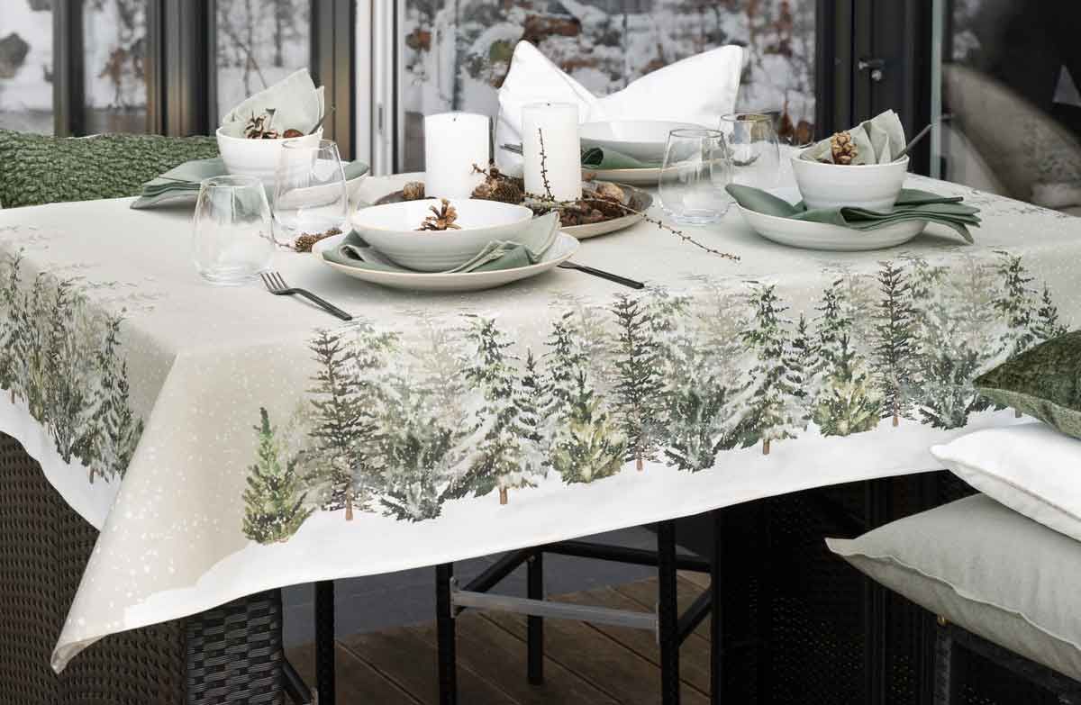 weihnachtlich gedeckter Tisch, Tischläufer mit Tannendekor, Geschirr, Gläser, weißes Porzellan 