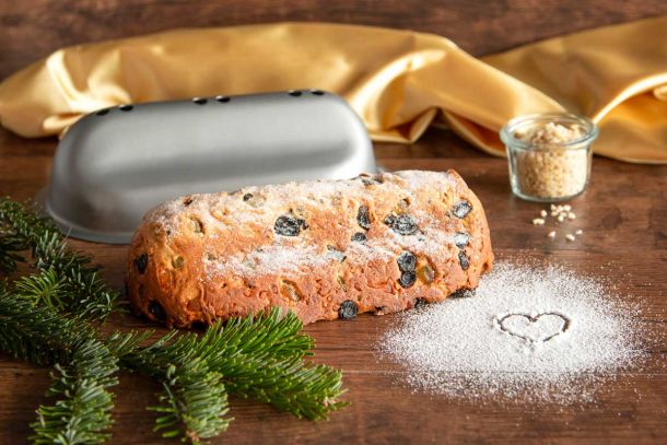 Backform von Städter mit selbstgebackener Stolle davor ein Herz im Mehl