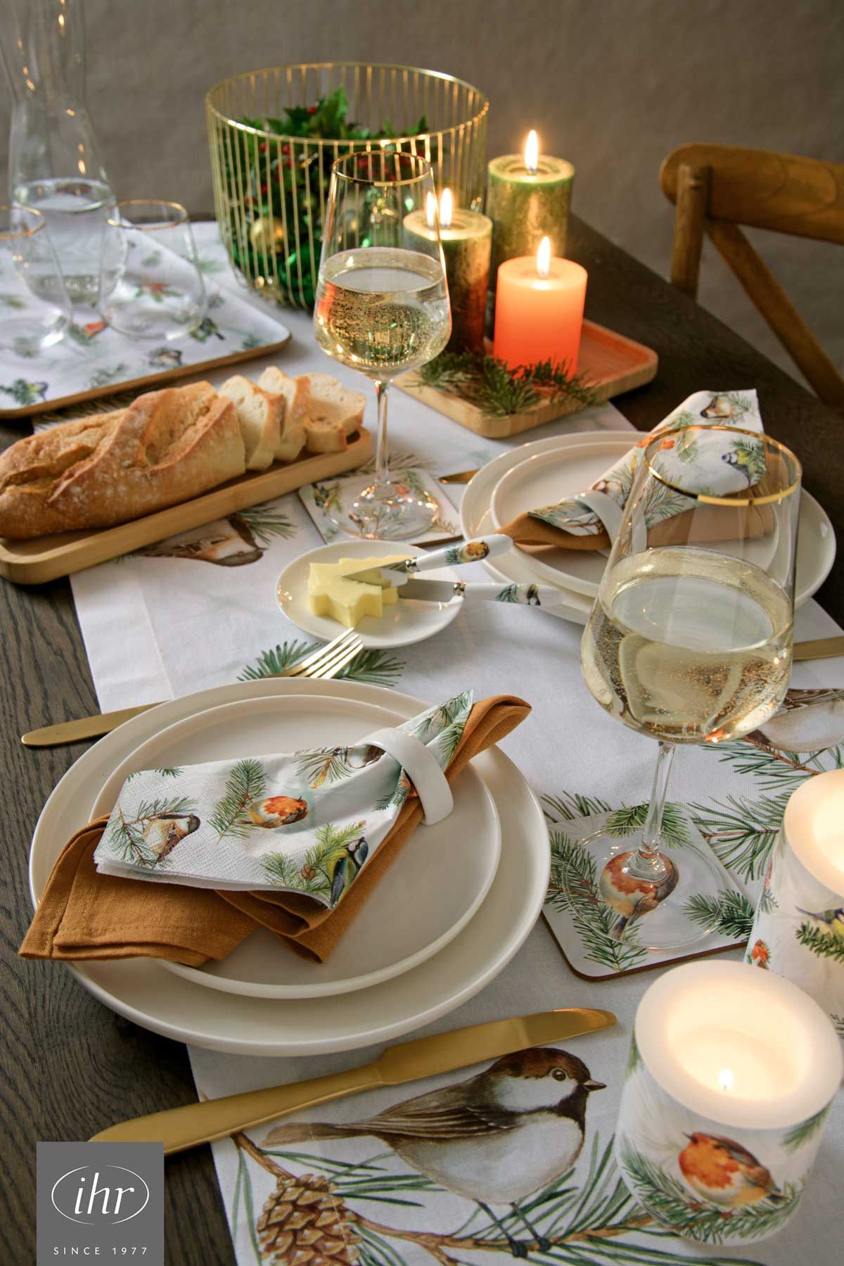 Gedeckter Tisch mit Geschirr, Tischdecke, Servietten und Kerzen - alles mit einheitlichem Herbstdekor