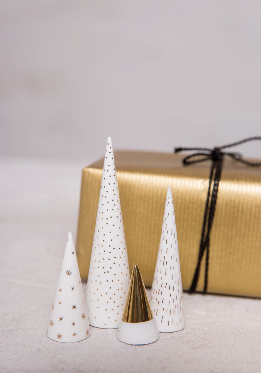 Päckchen in Goldpapier und spitze Weihnachtstüten