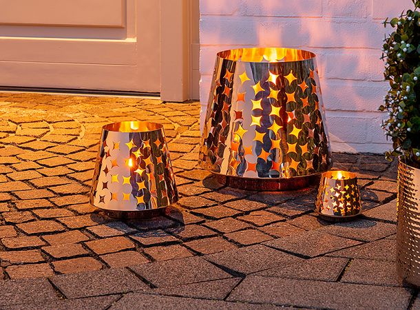 Drei silberne Windlichthalter in unterschiedlichen Größen 