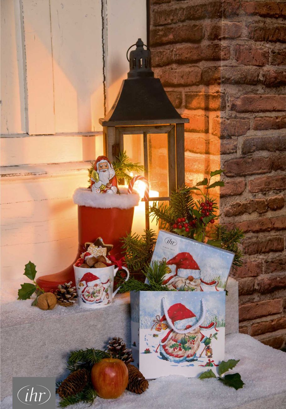 Weihnachtstüten und Nikolausstiefel mit Suessigkeiten gefüllt