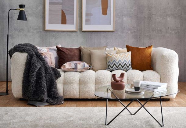 Couch mit Kissen und Decke im herbstlichen Design